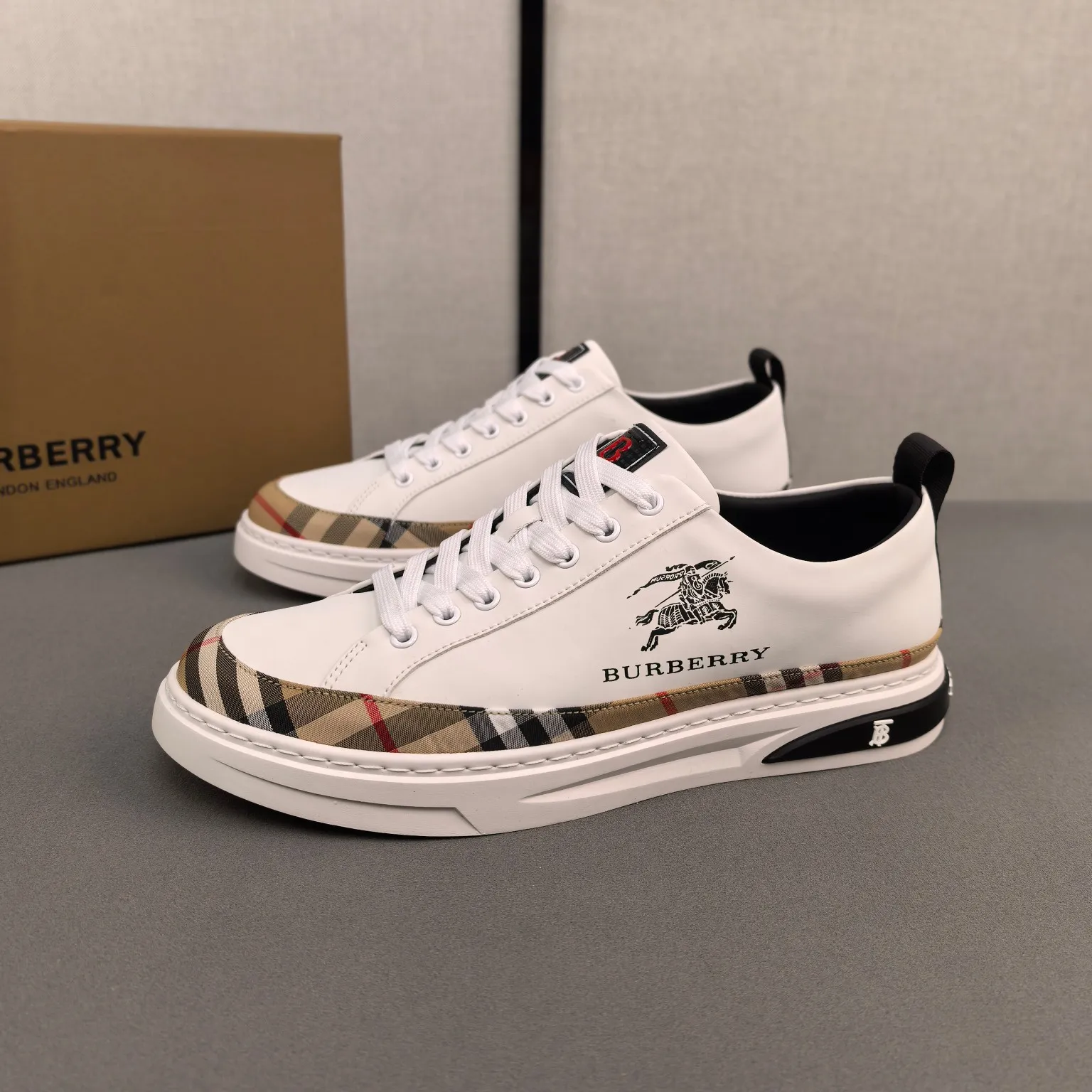 Burberry [Burberry] men's shoes 💰400💰. Fashionable sports and casual shoes, the upper is made of first-layer cowhide with plaid material, first-layer pigskin lining, and rubber outsole. Men's size 38-44.
